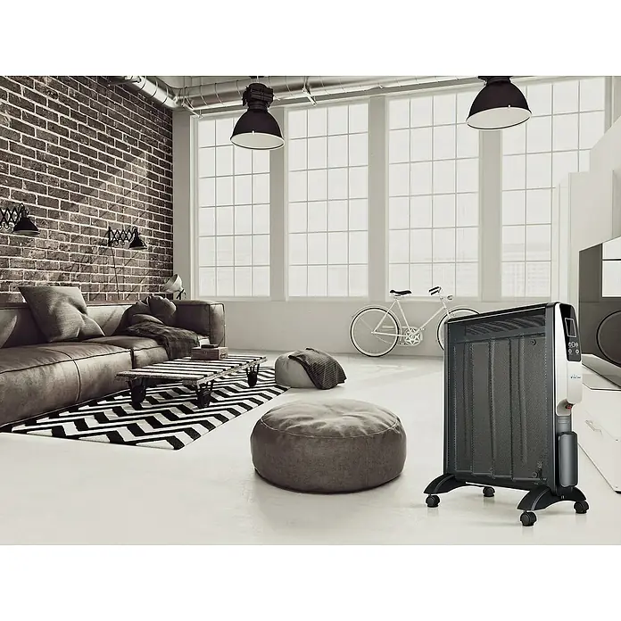 Purline Calefactor radiante de mica RMD 2000 - 2.000 W, 13 x 56 x 67 cm - La imagen muestra un radiador negro móvil en un salón moderno con una pared de ladrillos y grandes ventanas.
