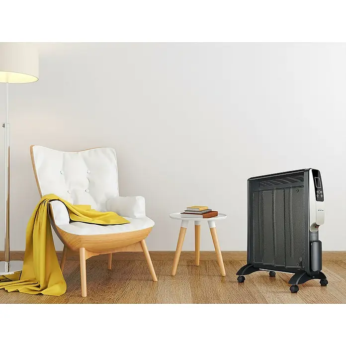 Purline Calefactor radiante de mica RMD 2000 - 2.000 W, 13 x 56 x 67 cm - Un calentador está al lado de una silla y una mesa en una habitación acogedora.