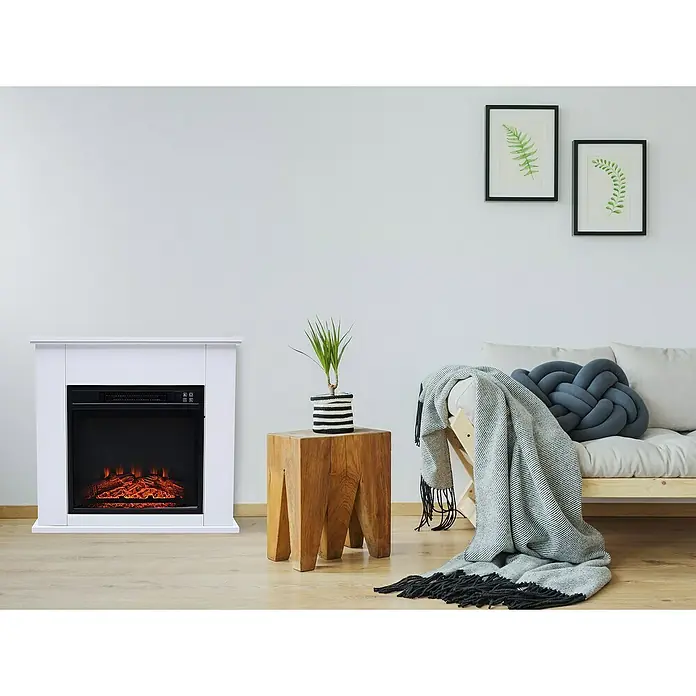Purline Chimenea eléctrica con marco MDF CHE-610 - Blanco, 1.000 W - 2.000 W, 24 x 63 x 63 cm - Primer plano de una chimenea eléctrica con marco blanco, que aporta calidez y confort a una sala de estar moderna.