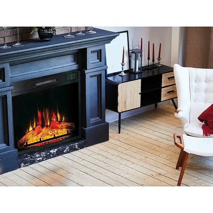 Purline Chimenea eléctrica CHE-620 - Negro, 2.000 W, 12,8 x 58,4 x 43,5 cm - Una elegante chimenea eléctrica con llamas realistas y un elegante aparador con candelabros y elementos decorativos.