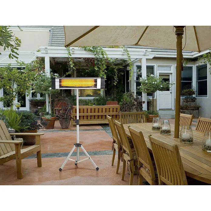 Purline Estufa de pie infrarrojos Heaty EXC 30 - 10 x 101 x 180 cm, 3.000 W - Imagen de una escena de patio con un calefactor radiante independiente. El calentador está montado en un trípode.