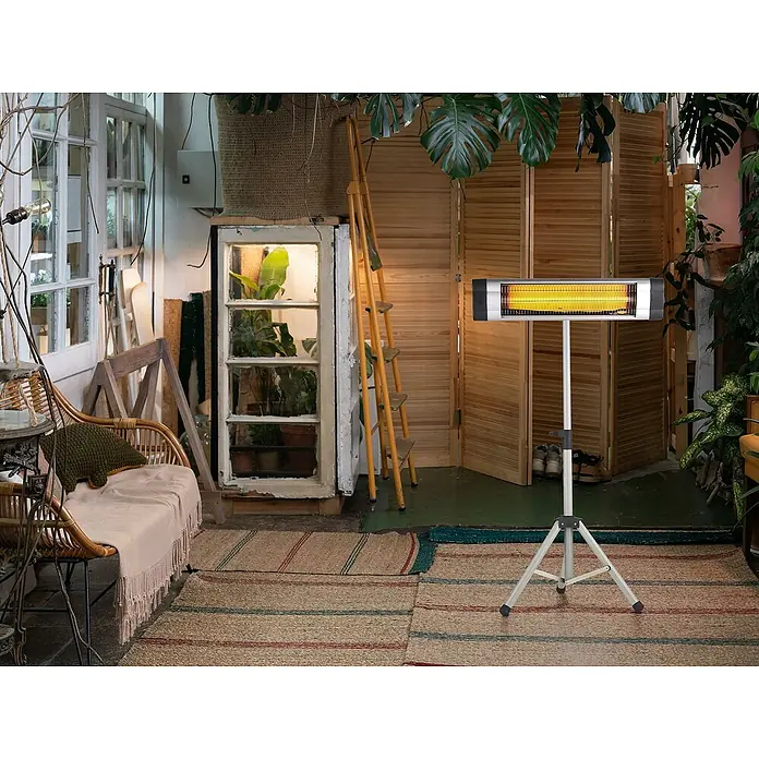 Purline Estufa de pie infrarrojos Heaty EXC 30 - 10 x 101 x 180 cm, 3.000 W - Un calentador de patio infrarrojo sobre un soporte, que irradia calor. Este producto es ideal para uso interior y exterior, ofreciendo una luz suave y agradable.