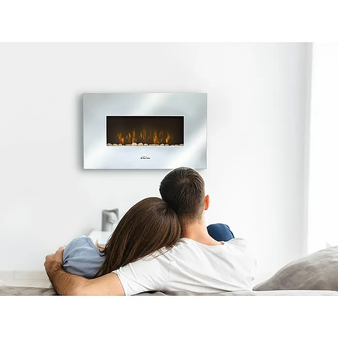 Purline Chimenea eléctrica CHE-450 - Plata, 2.000 W - Pareja relajándose frente a una moderna chimenea eléctrica de pared, aportando calidez y ambiente a la sala de estar.