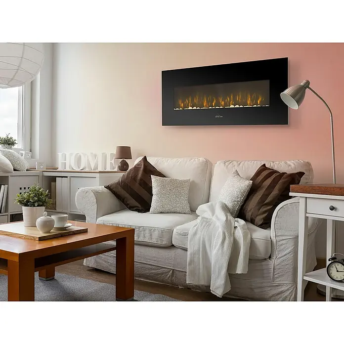 Purline Chimenea eléctrica CHE-500 - Negro, 2.000 W, 11 x 140 x 56 cm - Salón acogedor con chimenea eléctrica de pared sobre un sofá blanco con cojines y manta.