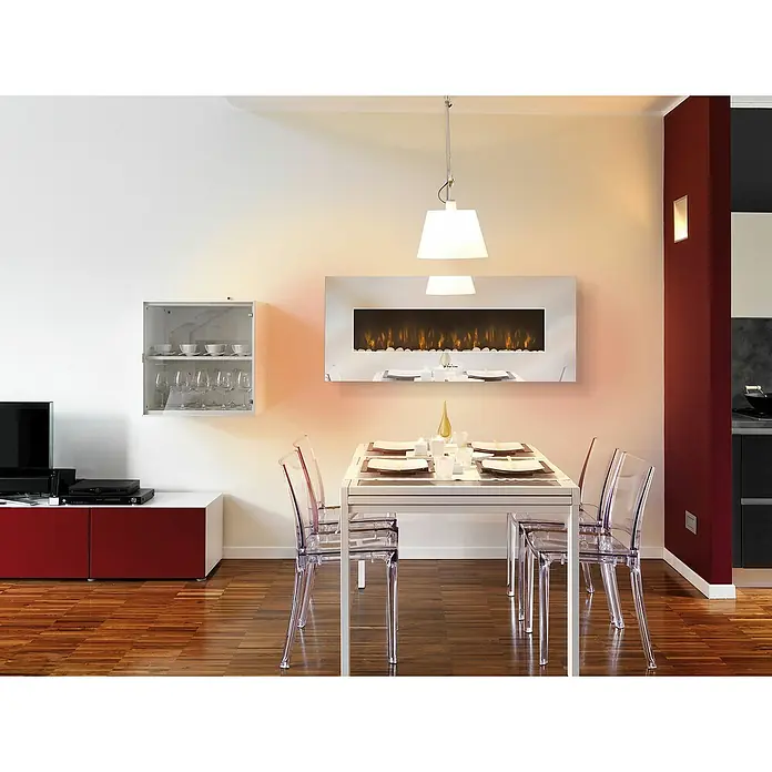 Purline Chimenea eléctrica CHE-510 - Plata, 2.000 W - Comedor con mesa blanca, sillas transparentes y moderna chimenea eléctrica en la pared.