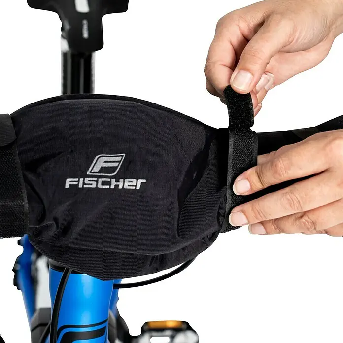 Fischer Schutzhülle für Display und Lenker - Geeignet für: Alle Fahrradtypen - Nahaufnahme der Montage des Fischer Fahrrad-Handwärmers am Lenker, der optimalen Schutz vor Kälte bietet.