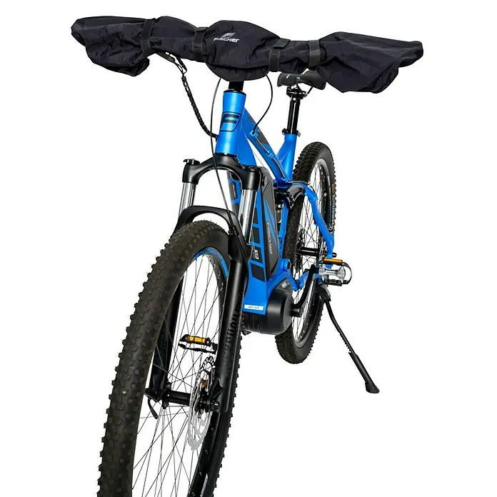 Fischer Schutzhülle für Display und Lenker - Geeignet für: Alle Fahrradtypen - Aufnahme eines blauen FISCHER E-Mountainbikes mit montierten Lenkerstulpen für zusätzlichen Komfort bei Fahrten im Freien.