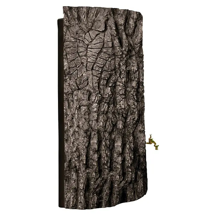 Arves Regenspeicher Evergreen Lite - 300 l, Dunkelbraun - Bild einer Regentonne in Baumrindeoptik mit einem goldenen Wasserhahn an der Seite. Ideal für die Gartenbewässerung und umweltfreundlich.