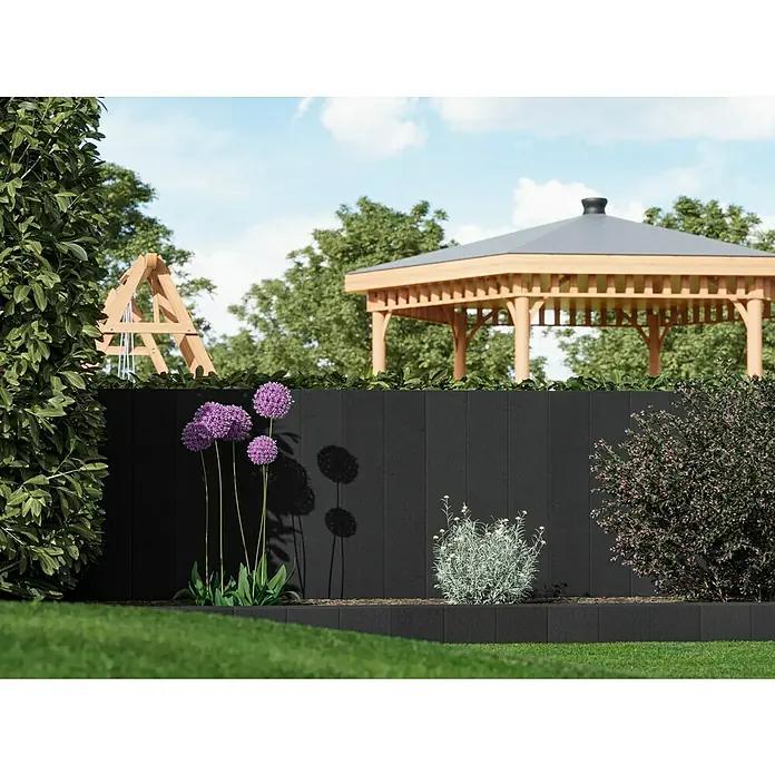 Diephaus Rechteckpalisade - 16,5 x 12 x 120 cm, Anthrazit, Beton - Der Betonzaun erstreckt sich durch den Garten und bietet Privatsphäre, während blühende Pflanzen Farbakzente setzen.