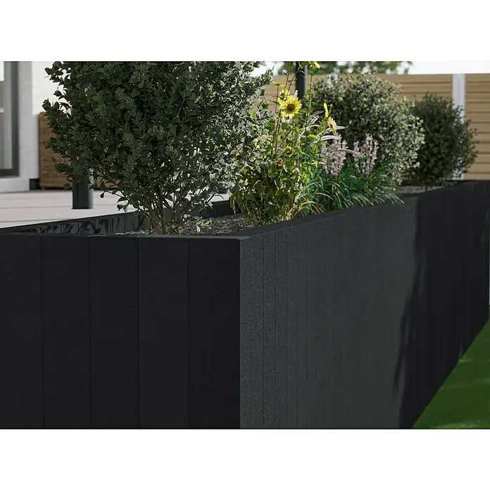 Diephaus Rechteckpalisade - 16,5 x 12 x 200 cm, Anthrazit, Beton - Eine moderne, schwarze Pflanzkiste im Garten, bepflanzt mit Büschen und Blumen. Die Pflanzkiste ist aus robustem Material gefertigt und fügt sich nahtlos in die Gartengestaltung ein.