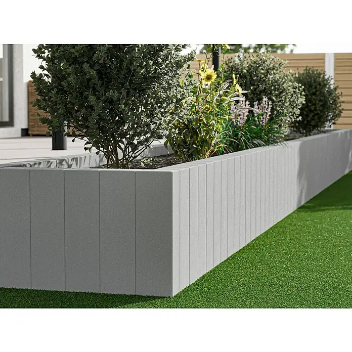 Diephaus Rechteckpalisade - 16,5 x 12 x 80 cm, Grau, Beton - Bild eines erhöhten grauen Gartenbeets mit Pflanzen und Blumen. Das Beet ist aus rechteckigen Betonsteinen gefertigt und passt gut in den Garten.
