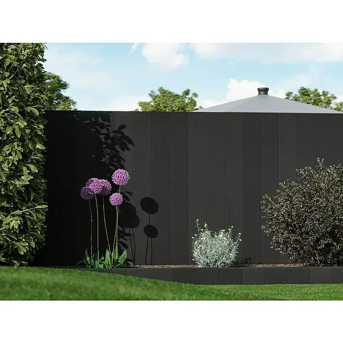 Diephaus Rechteckpalisade - 16,5 x 12 x 200 cm, Anthrazit, Beton - Eine dunkle, moderne Gartenzaun-Gestaltung mit Zierlauch, Büschen und einer klaren Linienführung, die Eleganz und Privatsphäre vereint.