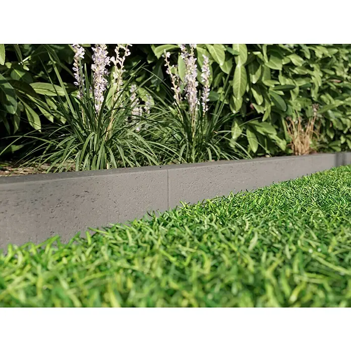 EHL Rasenkante - 100 x 5 x 25 cm, Grau, Beton - Betonbordsteinkante, die Garten und Rasen trennt, mit dekorativen Pflanzen im Hintergrund, für eine saubere und stilvolle Gartengestaltung.