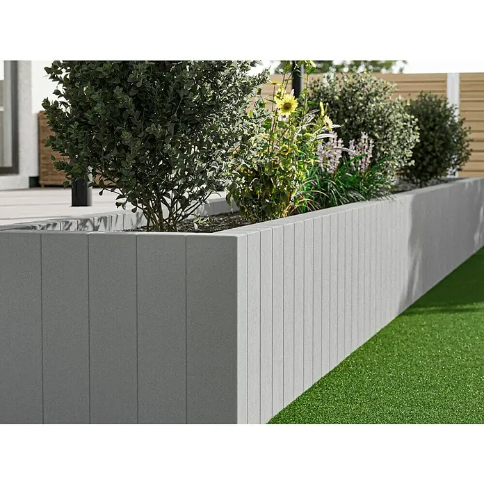 Diephaus Rechteckpalisade - 16,5 x 12 x 100 cm, Grau, Beton - Nahaufnahme eines grauen Pflanzgefäßes im Freien mit grünen Pflanzen, das ein modernes Gartendesign zeigt.