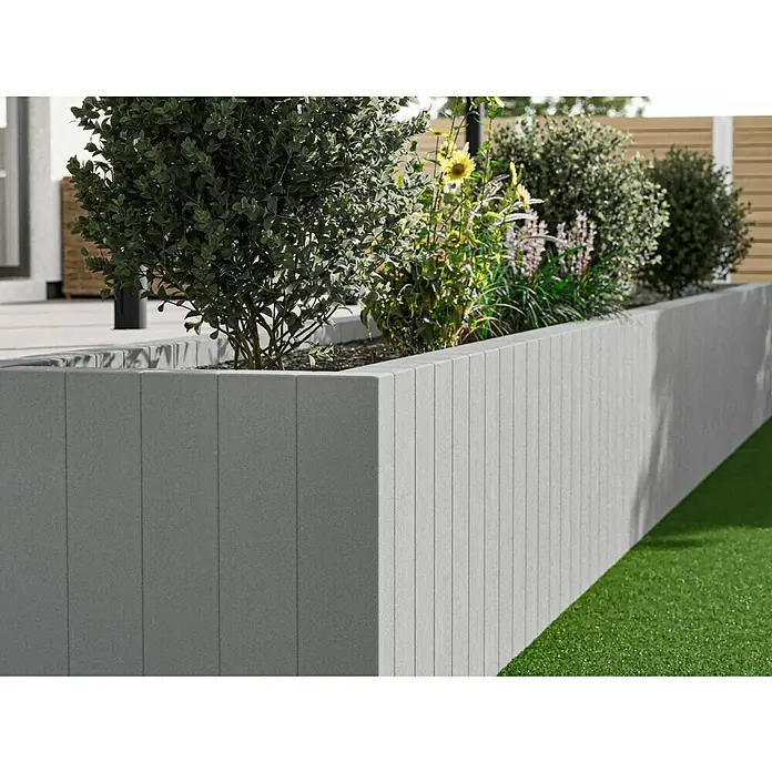 Diephaus Rechteckpalisade - 16,5 x 12 x 120 cm, Grau, Beton - Ein moderner, grauer Pflanzkasten aus Beton mit vertikalen Linien, bepflanzt mit grünen Büschen und gelben Blumen, steht auf einer Rasenfläche.