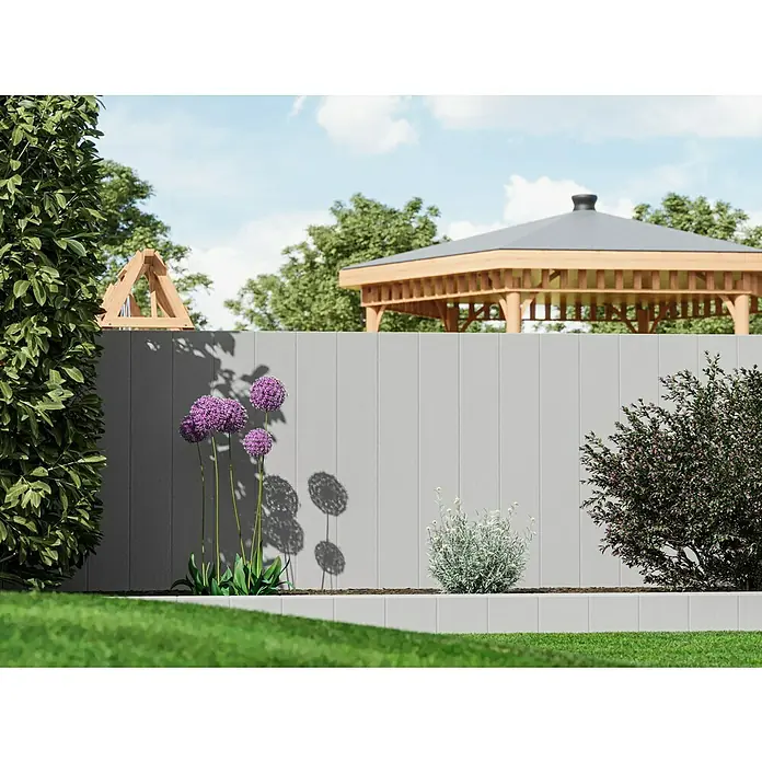 Diephaus Rechteckpalisade - 16,5 x 12 x 150 cm, Grau, Beton - Eine Szene im Freien mit einem grauen Zaun, umgeben von üppigem Grün, lila Blumen und einem charmanten Gartenhaus im Hintergrund.