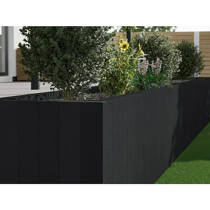 Diephaus Rechteckpalisade - 16,5 x 12 x 150 cm, Anthrazit, Beton - Nahaufnahme eines stilvollen, schwarzen Pflanzkastens im Außenbereich, bepflanzt mit verschiedenen Büschen und Blumen.