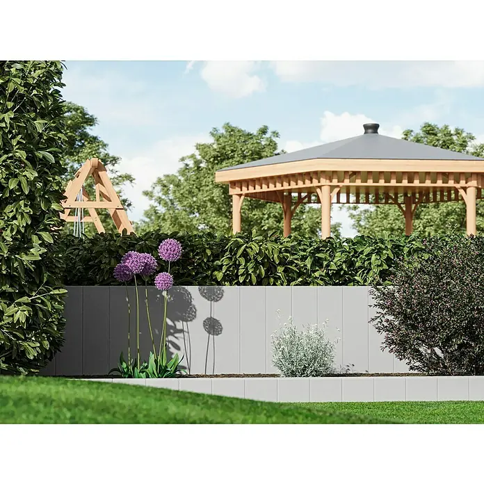 Diephaus Rechteckpalisade - 16,5 x 12 x 80 cm, Grau, Beton - Eine Gartenanlage mit einem grauen Pflanztrog, lila Zierlauch und einem hölzernen Pavillon im Hintergrund.
