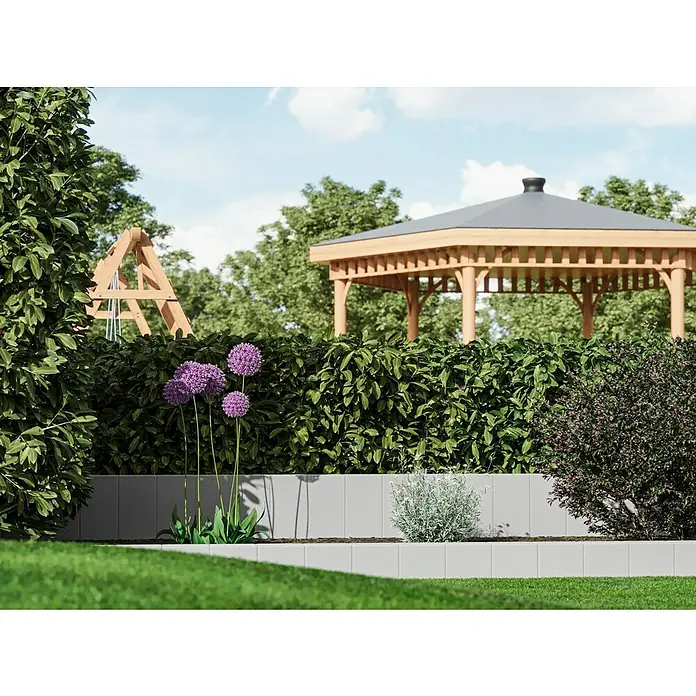 Diephaus Rechteckpalisade - 16,5 x 12 x 40 cm, Grau, Beton - Eine Gartenansicht mit Zierlauchblüten, gepflegter Hecke und einem Pavillon im Hintergrund, eingefasst von grauem Stein.