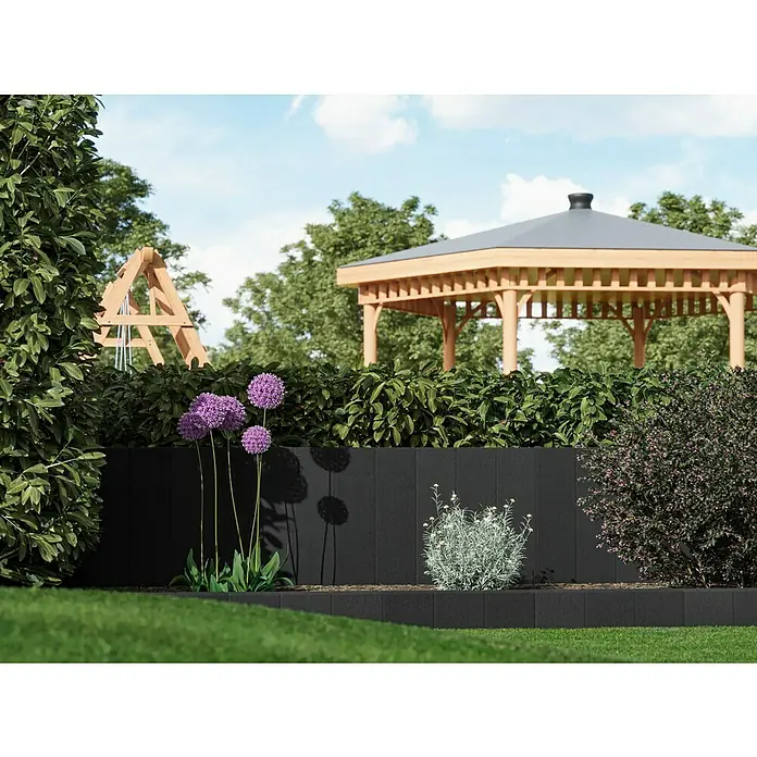 Diephaus Rechteckpalisade - 16,5 x 12 x 80 cm, Anthrazit, Beton - Schöner Garten mit einer schwarzen Steinmauer, lila Blumen und einem hölzernen Pavillon im Hintergrund.