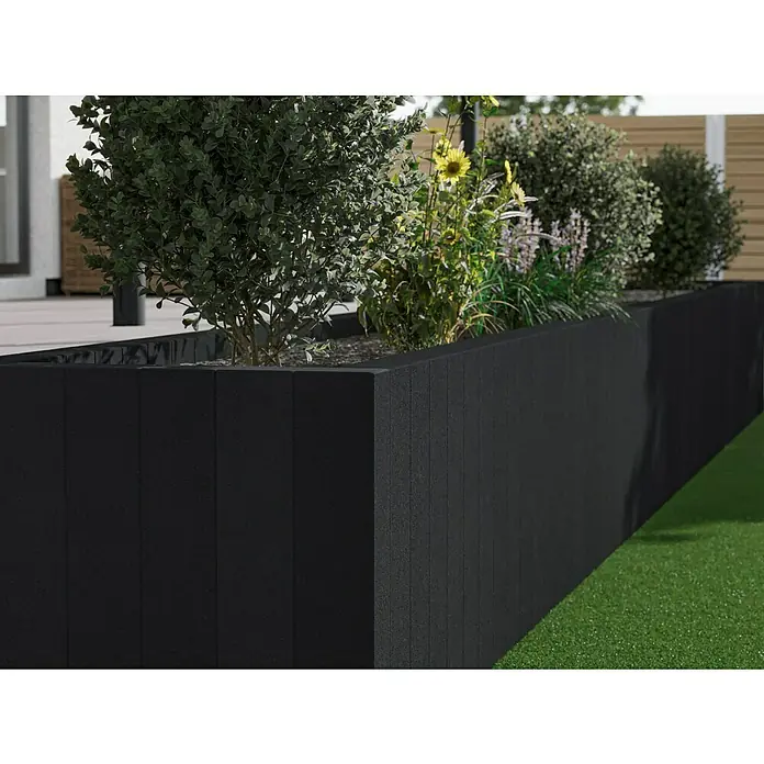 Diephaus Rechteckpalisade - 16,5 x 12 x 120 cm, Anthrazit, Beton - Ein langer, schwarzer Pflanzkasten aus Verbundmaterial mit verschiedenen Pflanzen, der die Vielseitigkeit und Langlebigkeit hervorhebt.