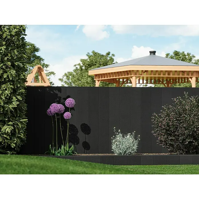 Diephaus Rechteckpalisade - 16,5 x 12 x 150 cm, Anthrazit, Beton - Der elegante schwarze Zaun mit lila Zierlauch und üppigen Büschen verleiht dem Garten eine moderne Note und Privatsphäre.