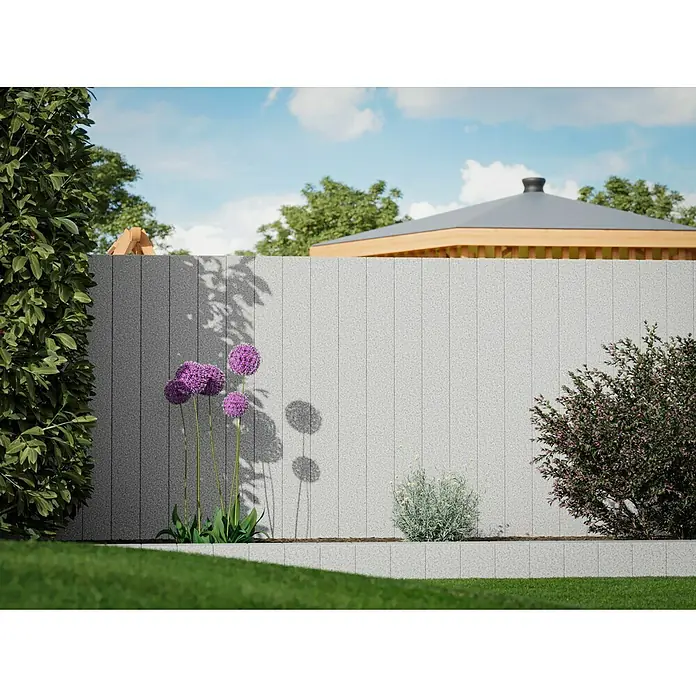 Palisade G 603 - 180 x 12 x 12 cm, Grau - Eine moderne graue Betonzaunanlage mit grünen Pflanzen und Büschen im Garten. Der Zaun bietet Privatsphäre und fügt sich nahtlos in die natürliche Umgebung ein.