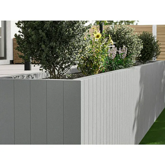 Diephaus Rechteckpalisade - 16,5 x 12 x 200 cm, Grau, Beton - Ein erhöhter grauer Pflanzkasten aus Paneelen mit Pflanzen und Blumen, der einen Gartenbereich elegant abgrenzt.