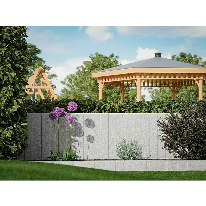 Palisade G 603 - 100 x 12 x 12 cm, Grau - Eine niedrige, graue Gartenmauer mit Pflanzen im Vordergrund und einem Pavillon im Hintergrund schafft eine ruhige Gartenlandschaft.