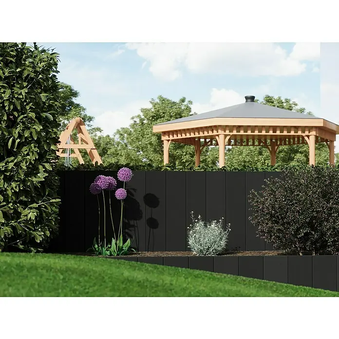 Diephaus Rechteckpalisade Mini - Anthrazit, 8 x 20 x 120 cm, Beton - Ein Garten mit einem schwarzen Zaun, Zierlauch, Büschen und einem Pavillon im Hintergrund, der eine friedliche Atmosphäre schafft.