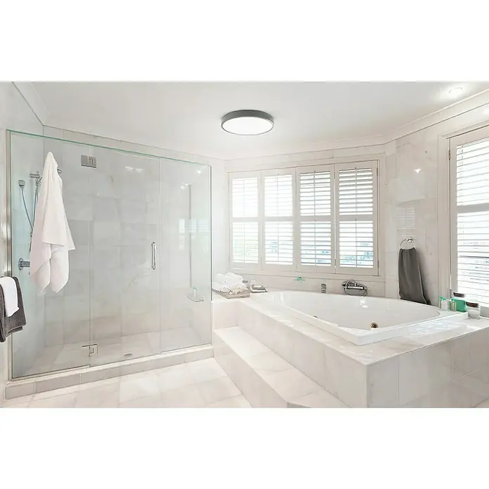 Garza Plafón LED redondo Road - 24 W, 29,5 cm, Negro, Blanco frío - Lujoso baño con ducha a ras de suelo y bañera empotrada, con accesorios modernos y abundante luz natural de ventanas con persianas.