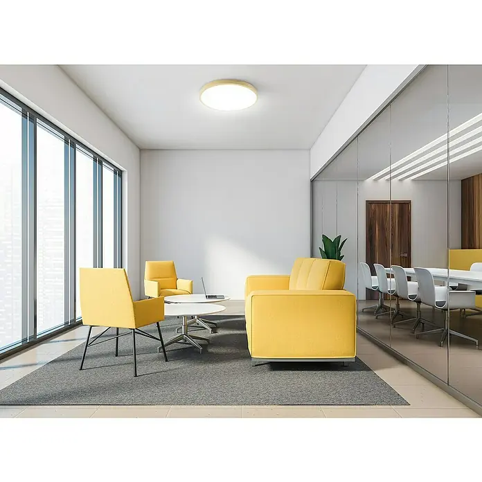 Garza Plafón LED redondo Road - 24 W, 29,5 cm, Madera, Blanco frío - Una moderna sala de espera con sillones amarillos, mesas blancas y grandes ventanas, creando un ambiente luminoso y acogedor con mucha luz natural.