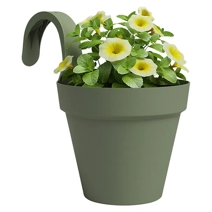 Artevasi Capri Geländertopf - Außenmaß (Ø x H): 20 x 28 cm, Kunststoff, Weiss, Grün - Nahaufnahme eines hängenden Blumentopfes mit gelben Blüten und grünen Blättern vor einem schwarzen Hintergrund.