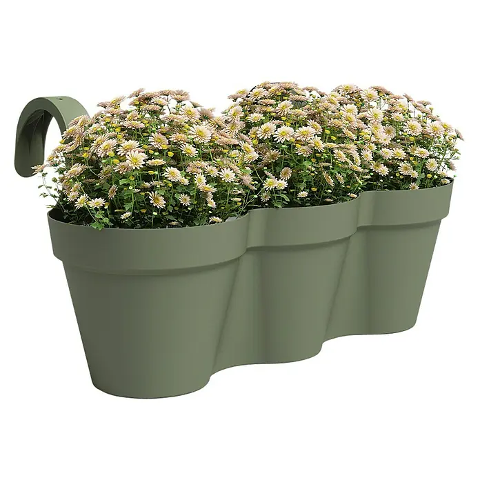 Artevasi Capri Balkonkasten - Max. Außenlänge: 30,5 cm, Kunststoff, Weiss, Grün - Ein olivgrüner, dreifacher Pflanzkasten mit blühenden Chrysanthemen, ideal für die vertikale Gartengestaltung auf Balkonen.
