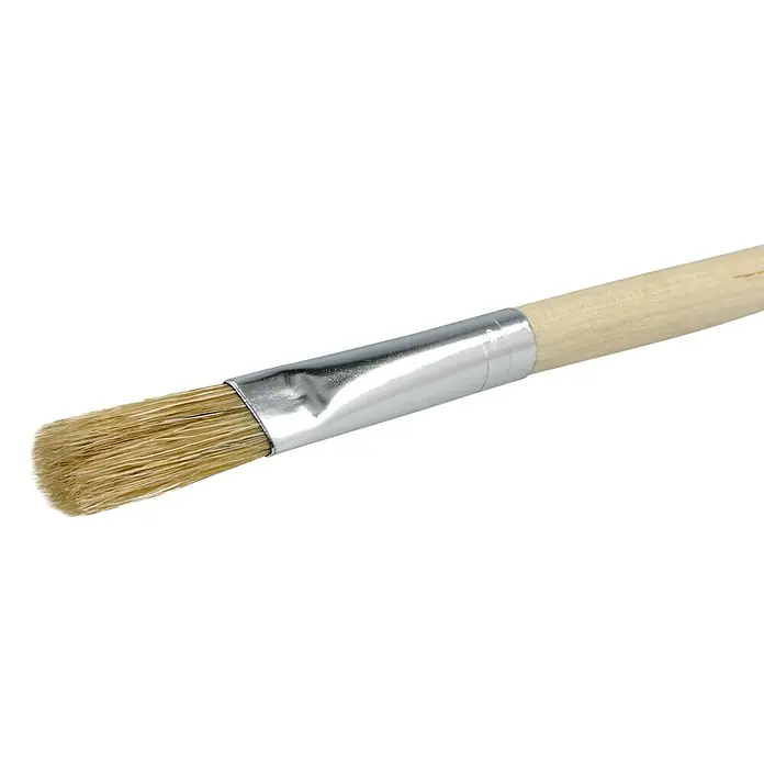 swingcolor Komfort Strichzieher Flach - Größe Pinsel: 14, Chinaborsten, Holz - Nahaufnahme eines Pinsel mit Holzgriff und silberner Zwinge vor einem schwarzen Hintergrund.