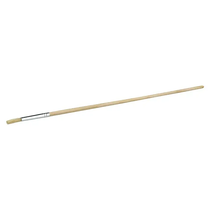 swingcolor Komfort Strichzieher Rund - Größe Pinsel: 6, Chinaborsten, Holz - Nahaufnahme eines runden, hölzernen Künstlerpinsels mit silberner Zwinge und hellen Borsten vor schwarzem Hintergrund.