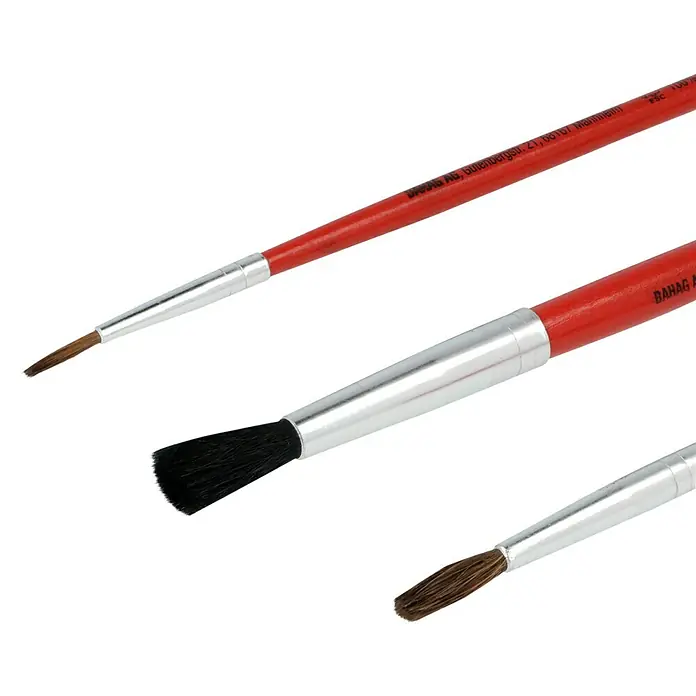 Hobbypinsel-Set - 3 -tlg., Größe Pinsel: 02, 04, 10, Naturholz - Nahaufnahme von drei roten BAHAG A-Pinseln unterschiedlicher Größe und Form mit silbernen Zwingen und Borsten unterschiedlicher Farben.