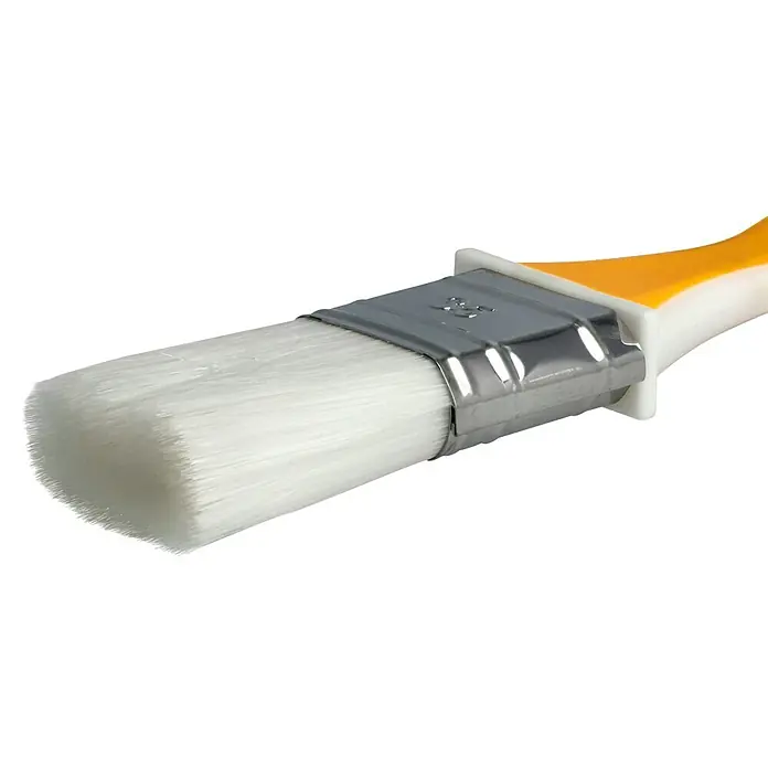 swingcolor Komfort Flachpinsel Lack Ergo - Breite Borsten: 35 mm, All-in-one-Borsten, Kunststoff - Nahaufnahme eines sauberen Malpinsels mit weißen Borsten, einem Metallband und einem gelb-weißen Griff auf schwarzem Hintergrund.