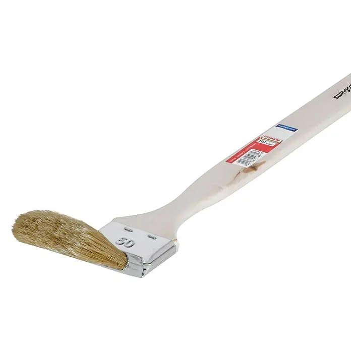 swingcolor Premium Heizkörperpinsel - Breite Borsten: 50 mm, Kunststoffborsten, Naturholz - Ein Detailaufnahme eines Heizkörperpinsels mit Holzgriff und Metallhalterung, der für präzises Streichen konzipiert ist.