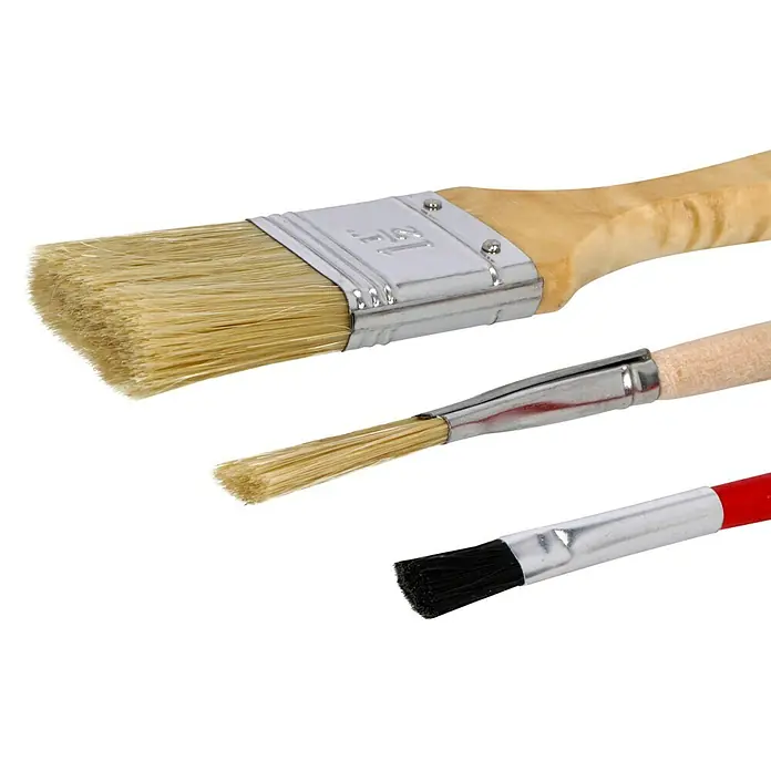 Pinsel-Set - 10 -tlg. - Nahaufnahme von drei verschiedenen Pinseln mit Holzgriffen und Metallzwingen vor einem schwarzen Hintergrund.
