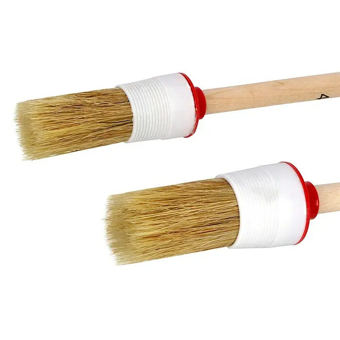 Pinsel-Set - 10 -tlg. - Nahaufnahme von zwei runden Quastpinseln mit Holzgriff, weißem Band und roten Details, ideal für präzises Auftragen von Farbe.