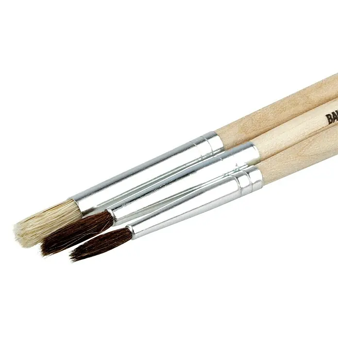 swingcolor Komfort Hobbypinsel-Set3 -tlg., Größe Pinsel: 02, 04, 06, Holz - Nahaufnahme von drei Künstlerpinseln mit Holzgriffen und silbernen Zwingen vor einem schwarzen Hintergrund.