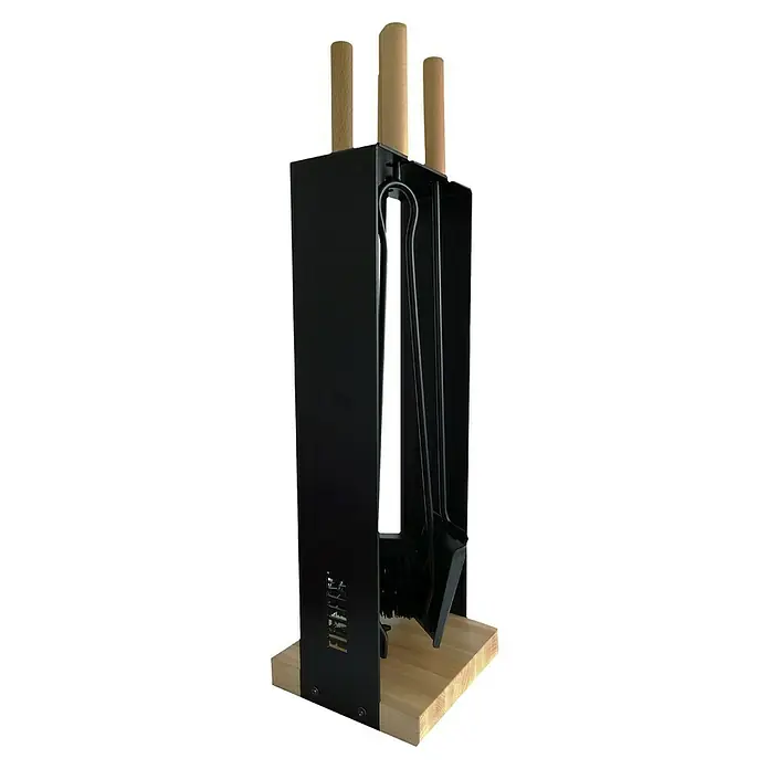 Firefix Kaminbesteck - Höhe: 69 cm, Schwarz - Das Bild zeigt ein Kaminbesteck-Set mit einer schwarzen Halterung und hölzernen Griffen, das auf einem hellen Holzsockel steht.