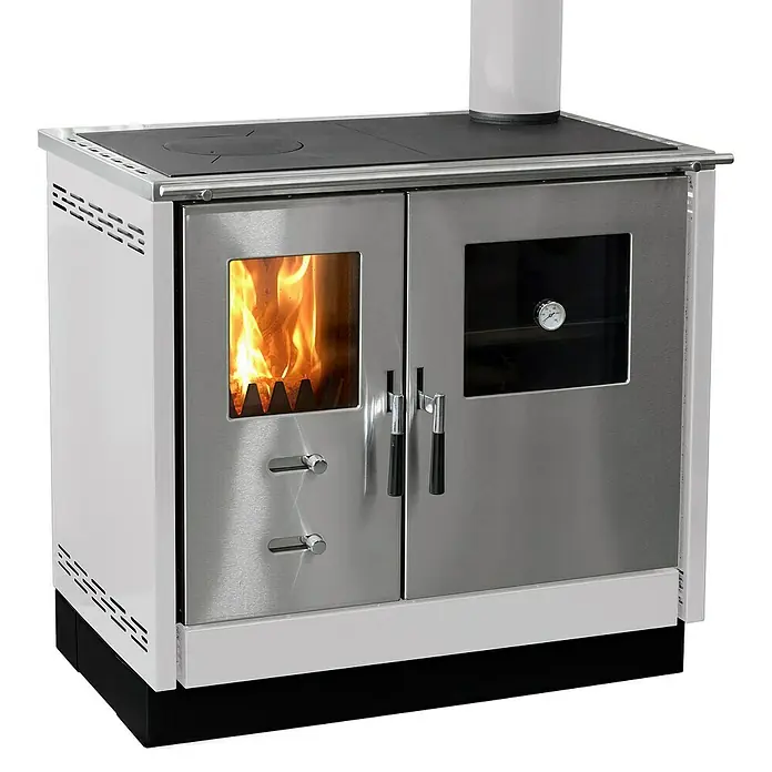 Firefix Küchenherd Maas - 8,3 kW, Raumheizvermögen: 169 m³, Weiß - Das Bild zeigt einen Holzofen mit zwei Türen, von denen eine ein Fenster zum Feuerraum hat und die andere zum Backofen.