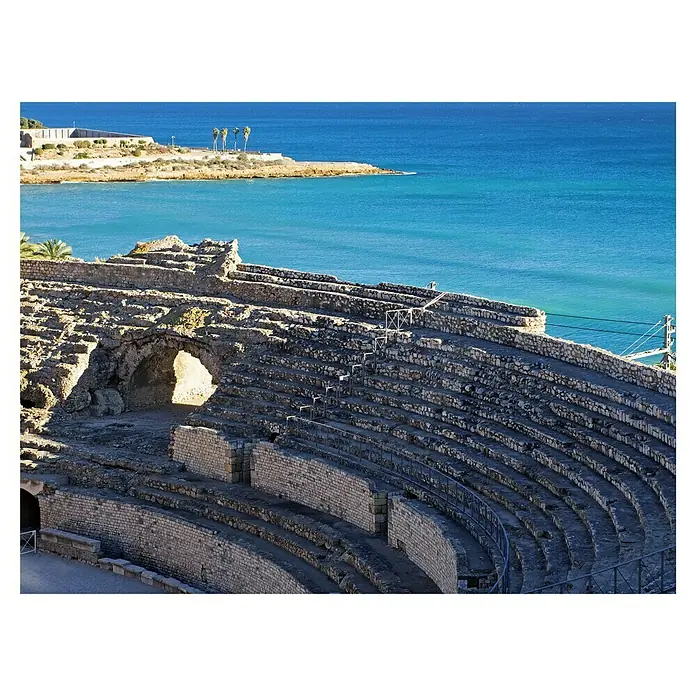 Cuadro Anfiteatro de Tarragona - Manada León B&N, An x Al: 150 x 60 cm, 1 pzs. - Contempla un antiguo anfiteatro romano con vistas al azul Mediterráneo, fusionando arquitectura histórica y belleza costera.