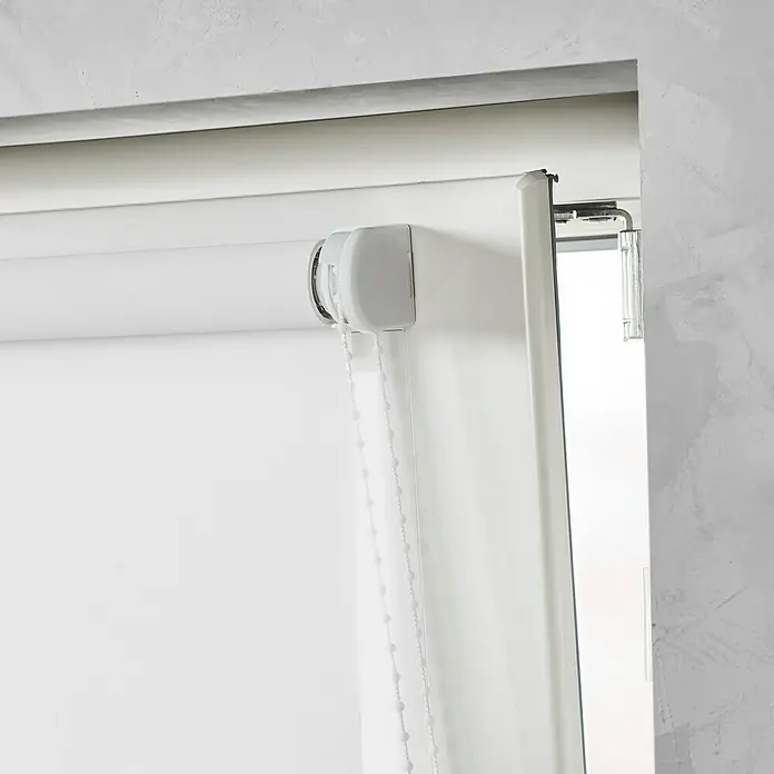 Expo Ambiente Klebeträger Rollo - Geeignet für: Rollos bis 143 cm Breite, 2 Stk. - Nahaufnahme einer weißen Rollgardine mit Perlenzug an einem Fenster, die für Privatsphäre und Lichtschutz sorgt.