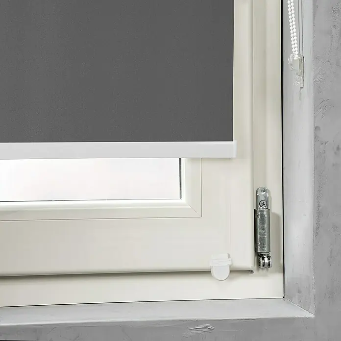 Expo Ambiente Seitenführung Zubehör-Set - Geeignet für: Kassettenrollos, Weiß - Graue Rollos an einem weißen Fensterrahmen, die für Privatsphäre und Verdunkelung sorgen.