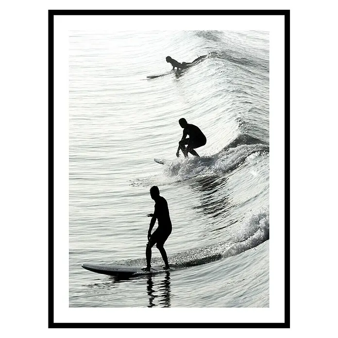 Cuadro Surf B&N - An x Al: 30 x 40 cm, 1 pzs. - Siluetas de tres surfistas montando una ola, reflejando la energía y la emoción del surf capturadas en esta dinámica imagen en blanco y negro.