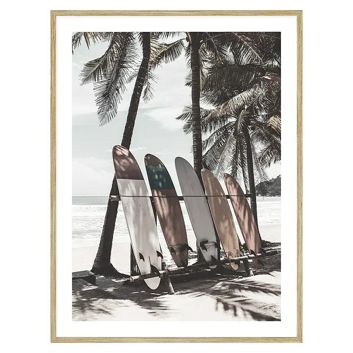 Cuadro Tablas Playa - An x Al: 30 x 40 cm, 1 pzs. - Una obra de arte enmarcada con tablas de surf en una playa bajo palmeras, capturando una escena de vacaciones relajada y un ambiente veraniego.