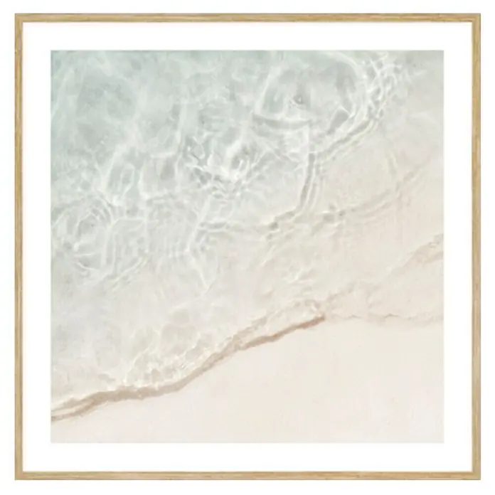 Cuadro Agua Playa - An x Al: 40 x 40 cm, 1 pzs. - Esta fotografía captura un primer plano de una impresión artística enmarcada con una escena de playa abstracta que realza la estética de cualquier espacio.
